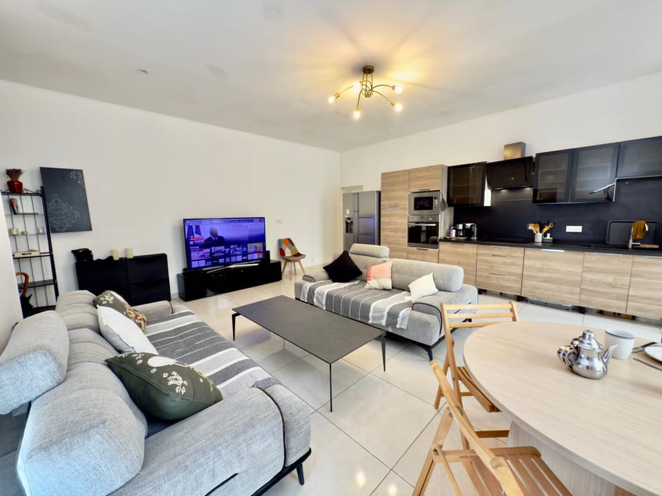 Communal lounge/ TV room, TV and multimedia, Kitchen or kitchenette, Living room, Seating area, Dining area, stove