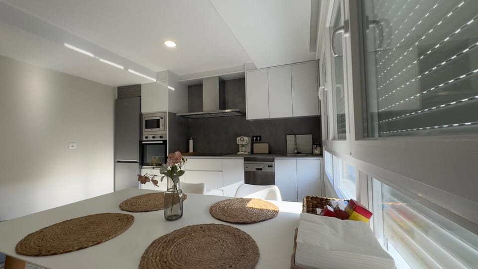 Kitchen or kitchenette, Seating area, oven