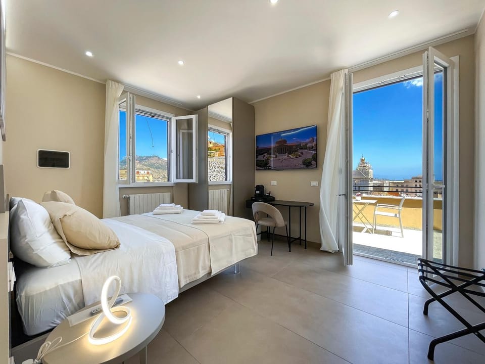 Bed, TV and multimedia, View (from property/room), Balcony/Terrace, Photo of the whole room, Bedroom, City view