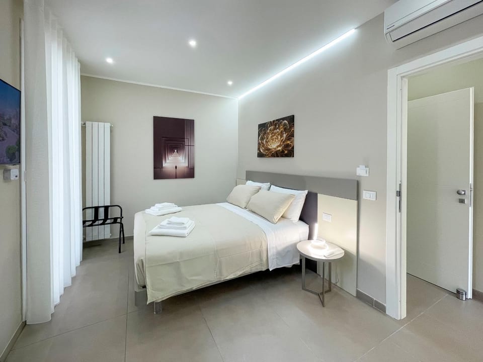 Bed, TV and multimedia, Photo of the whole room, Bedroom, towels, air conditioner