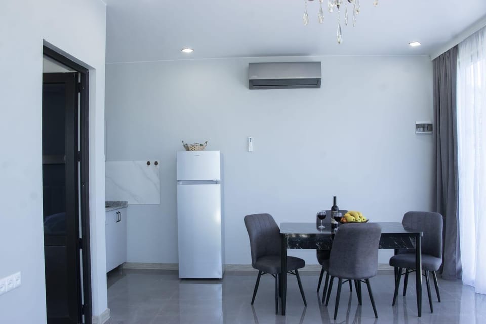 Kitchen or kitchenette, Living room, Seating area, Dining area, minibar, oven, air conditioner