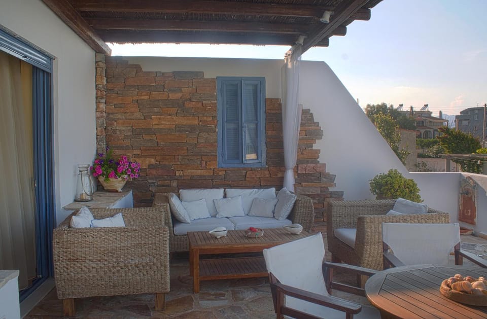 Balcony/Terrace, Seating area, Swimming pool