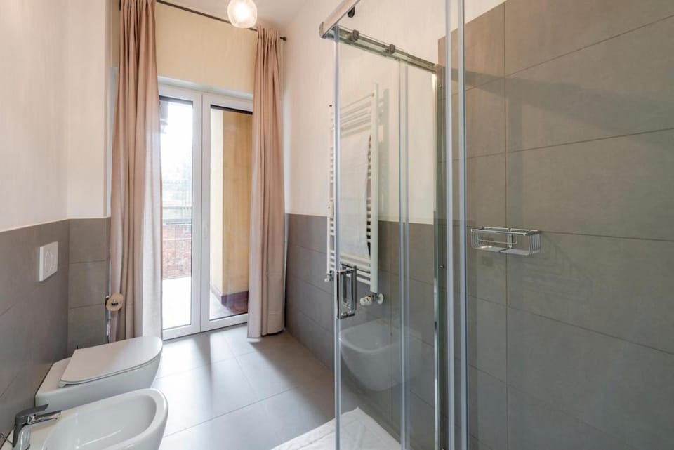 Shower, Toilet, Bathroom, towels
