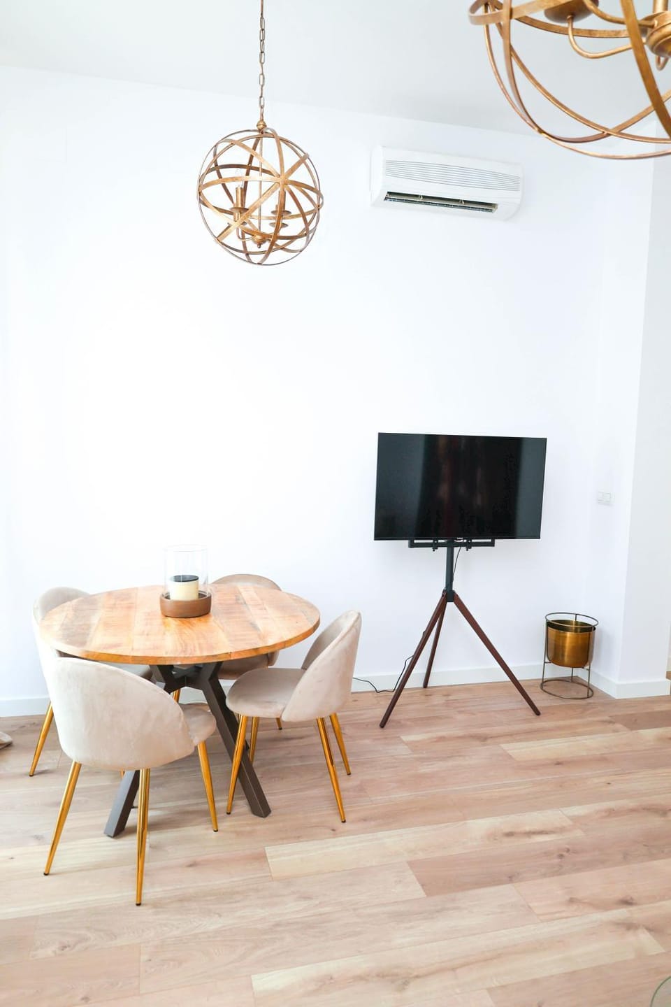 Communal lounge/ TV room, Dining area, air conditioner