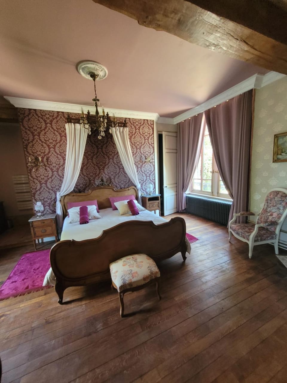 Château St Sulpice Chambre RUBIS Bed and Breakfast in Jura