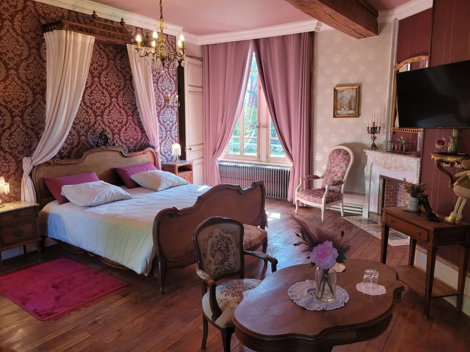 Château St Sulpice Chambre RUBIS Bed and Breakfast in Jura