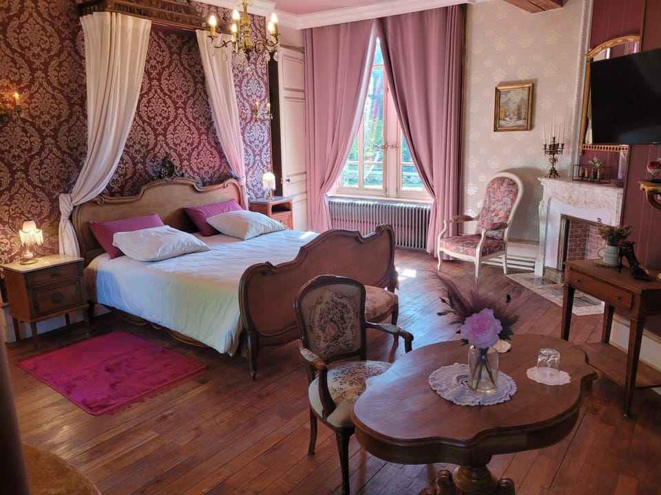 Château St Sulpice Chambre RUBIS Bed and Breakfast in Jura