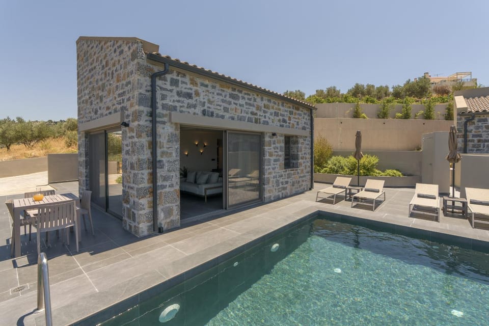 Property building, Patio, Day, Pool view, Swimming pool, sunbed