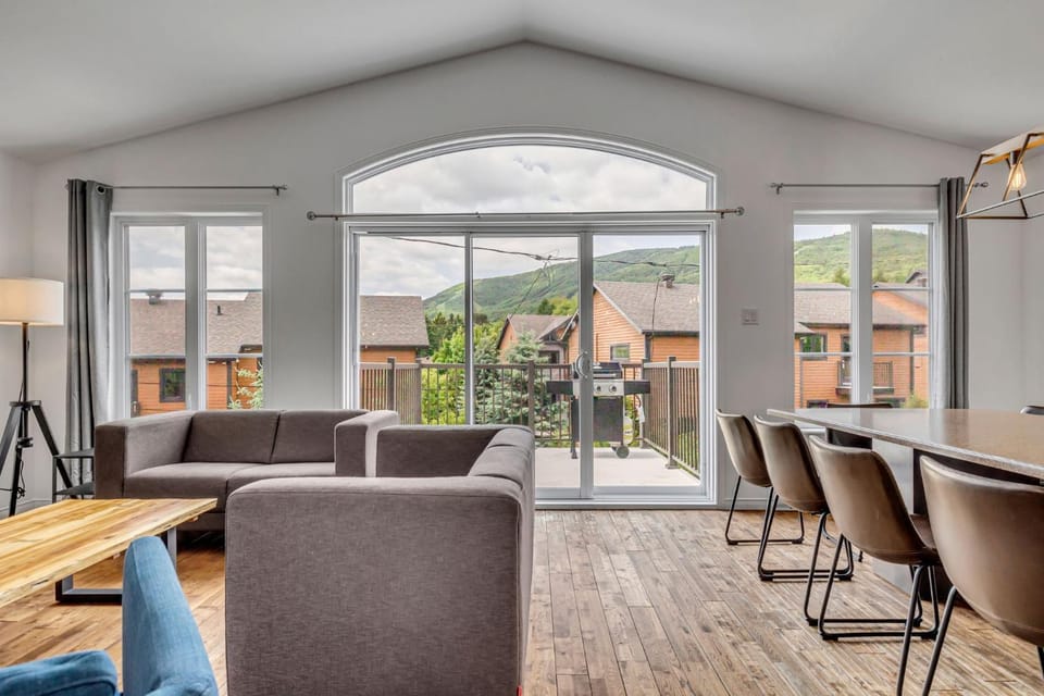Living room, Dining area, Mountain view