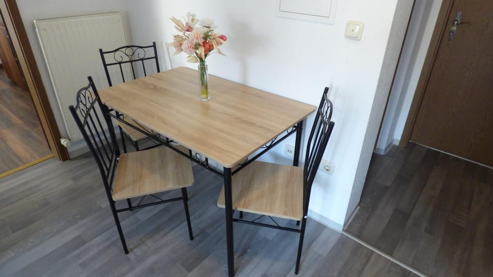 Seating area, Dining area