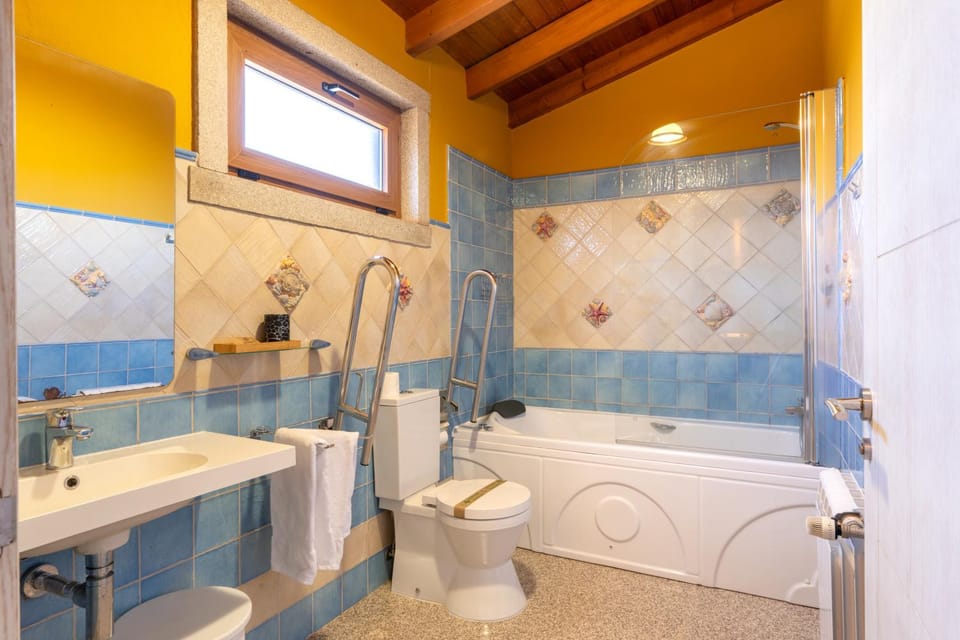 Shower, Toilet, Hot Tub, Bathroom, towels