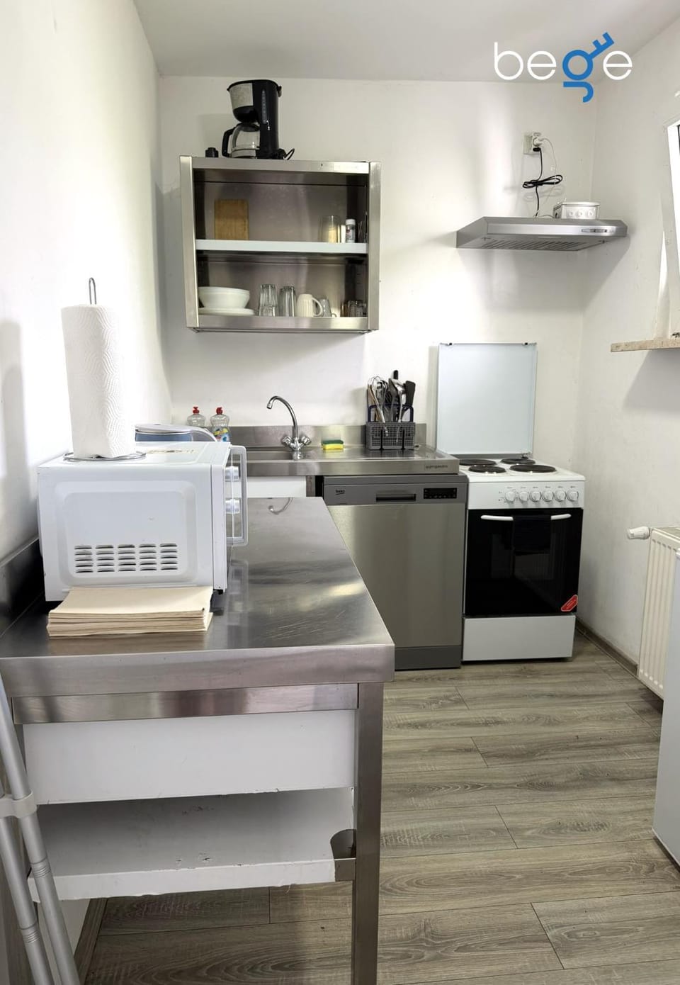 Photo of the whole room, oven, kitchen
