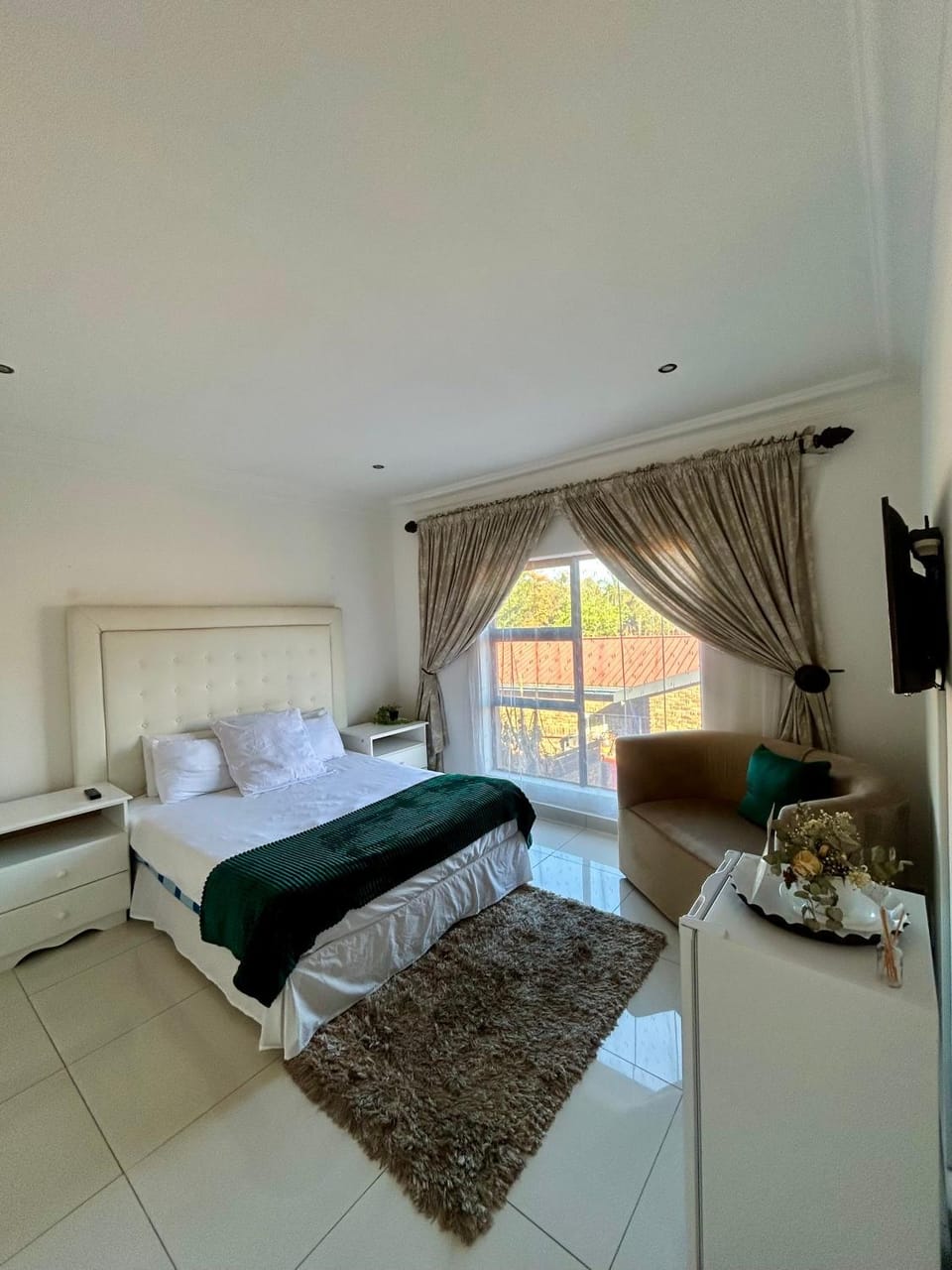 Bed, TV and multimedia, Photo of the whole room, Seating area, Bedroom