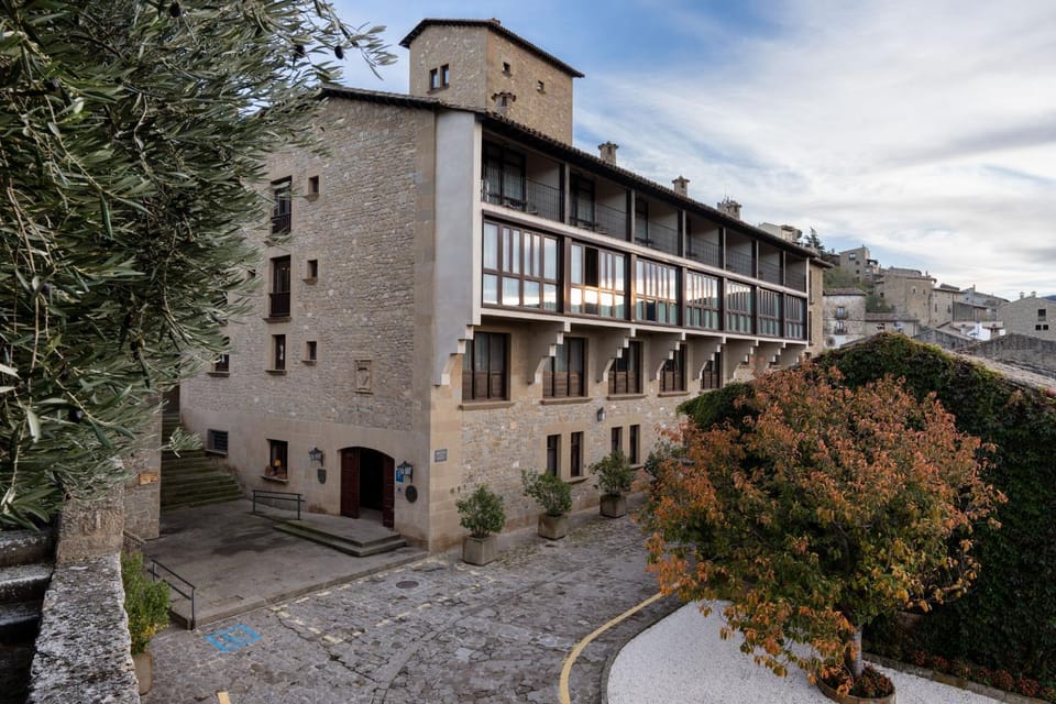 Property building, Facade/entrance, Garden, City view