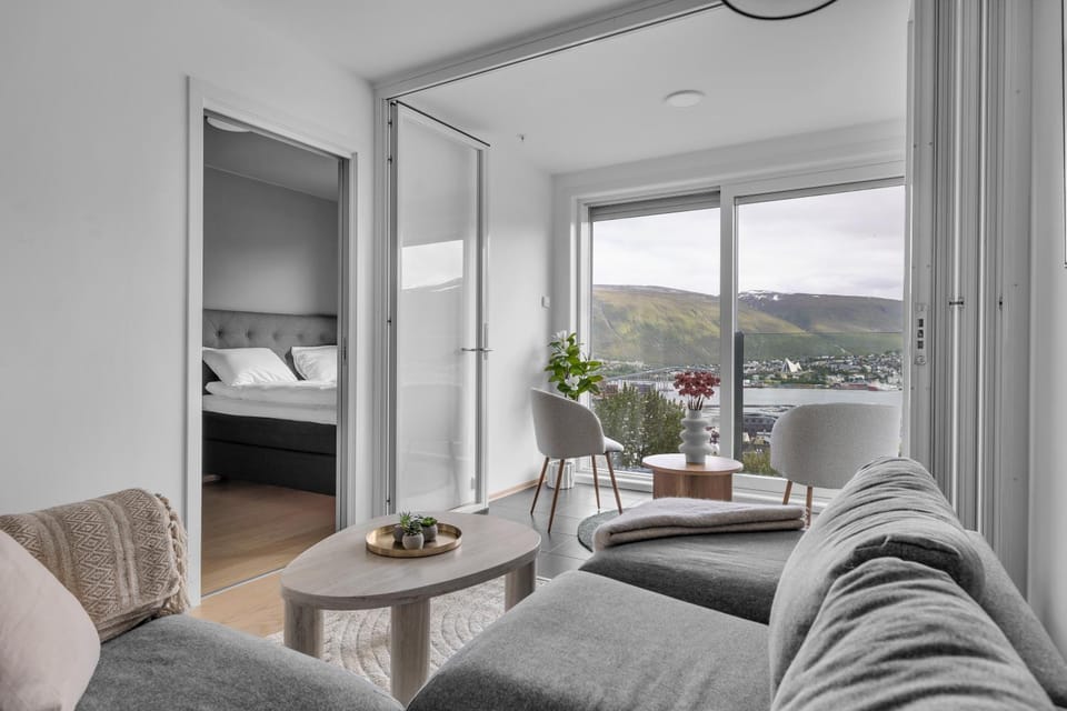 Bed, Natural landscape, Living room, Seating area, Bedroom, Mountain view
