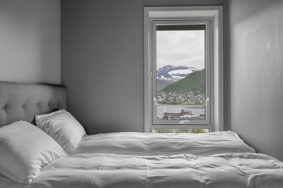 Bed, Natural landscape, Photo of the whole room, Bedroom, Mountain view