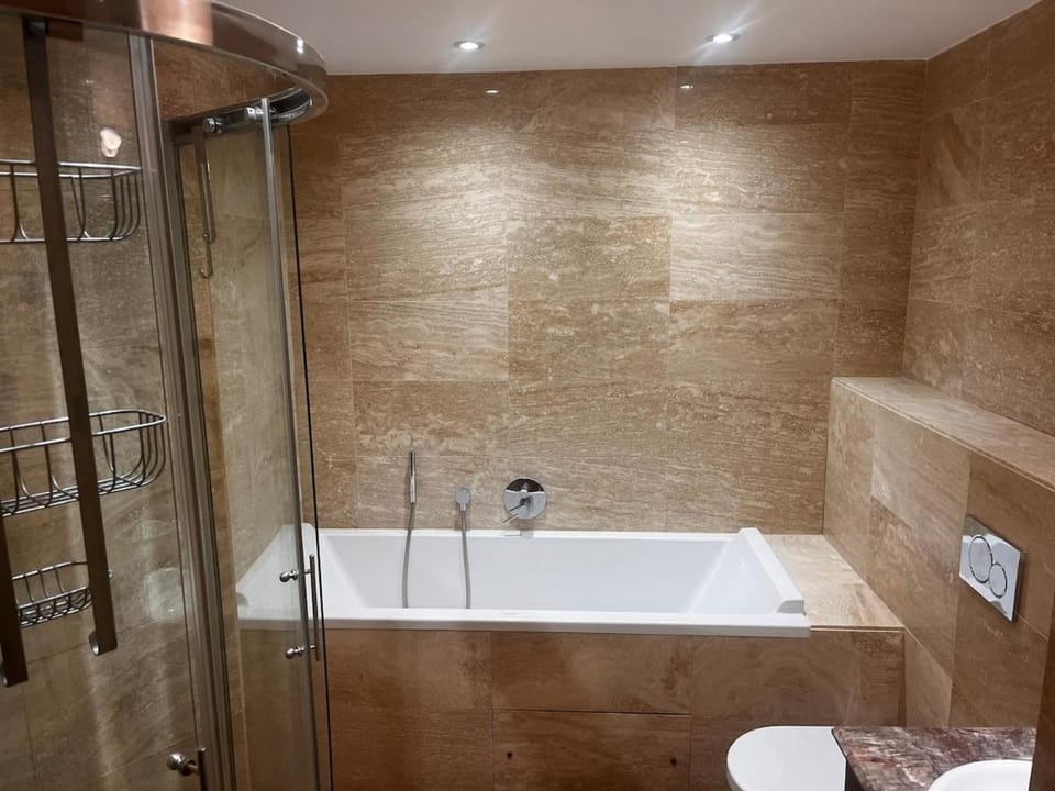 2 Bed Modern Apt in Ocean Village with Pools, Jacuzzi & Stunning Rock Views Apartment in Gibraltar