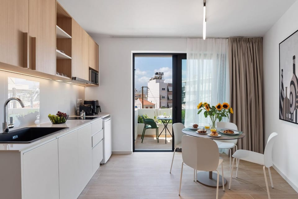 Kitchen or kitchenette, Dining area, stove