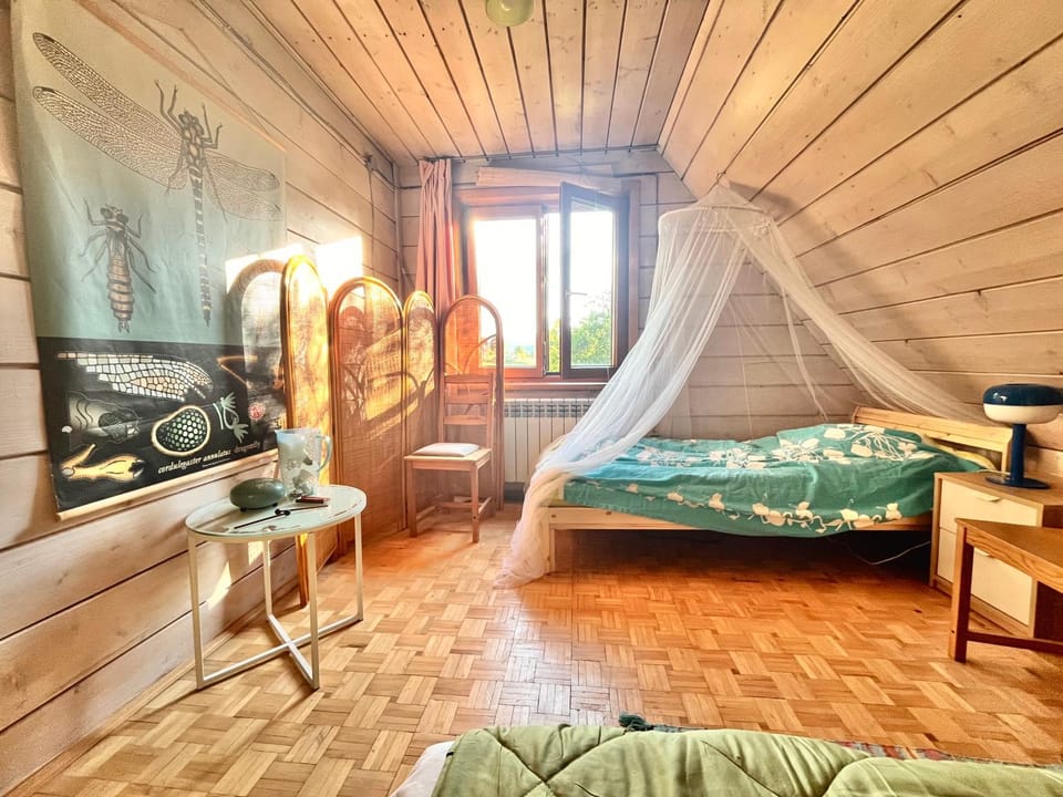 Photo of the whole room, Bedroom