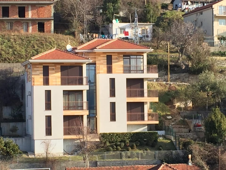 Facade/entrance, Neighbourhood