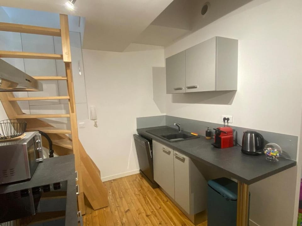 Coffee/tea facilities, Kitchen or kitchenette, oven, stove, toaster