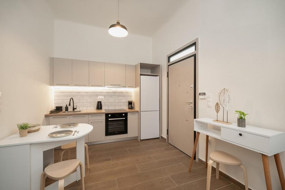 Kitchen or kitchenette, Dining area, oven, stove