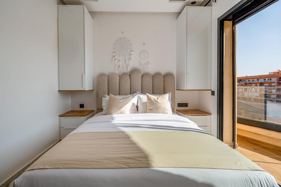 Bed, Natural landscape, View (from property/room), Balcony/Terrace, Photo of the whole room, Bedroom, Lake view, River view
