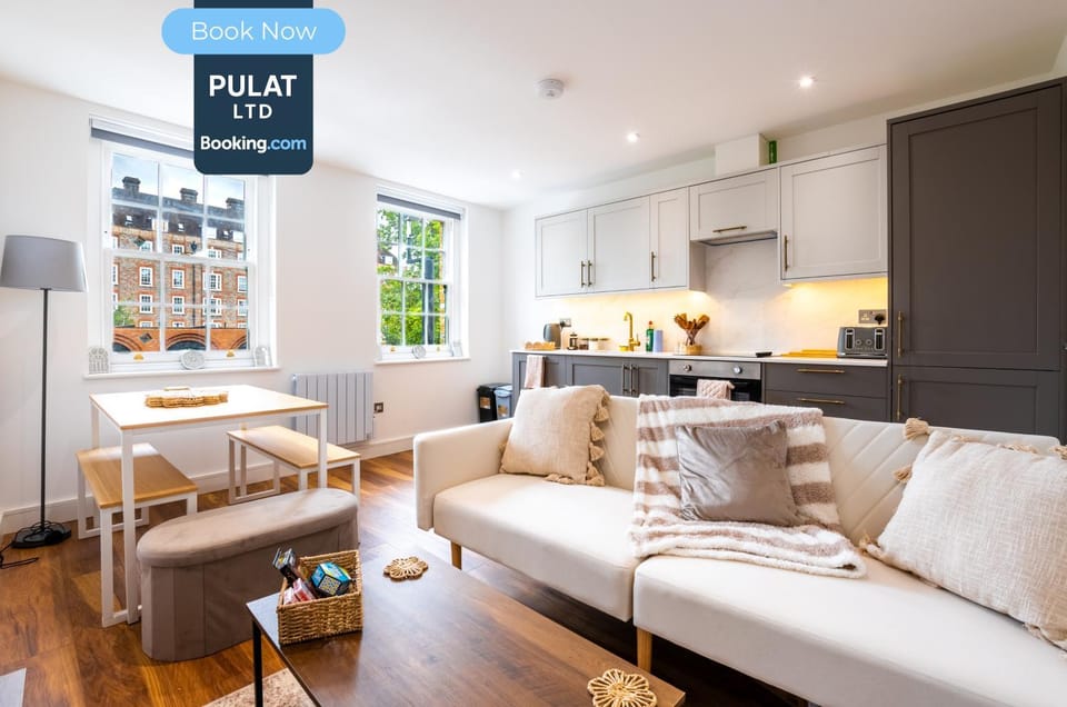 Kitchen or kitchenette, Living room, Seating area, Dining area
