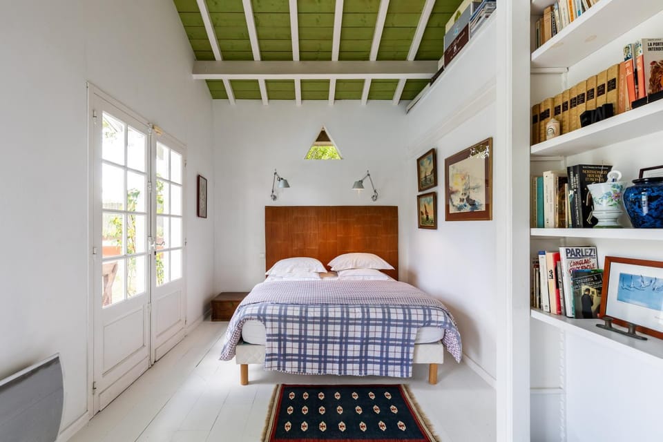 Property building, Living room, Bedroom