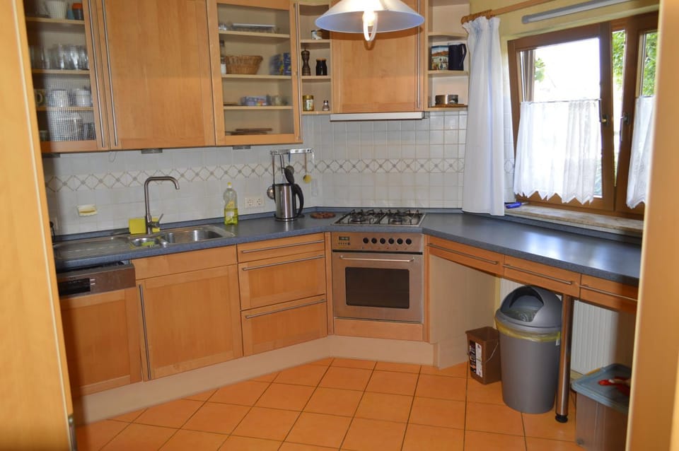 Kitchen or kitchenette, Kitchen or kitchenette, Communal kitchen, dishwasher, stove, toaster, kitchen