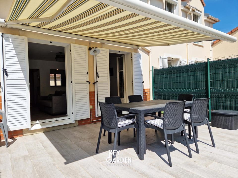 Property building, Patio, Day, Balcony/Terrace, Dining area