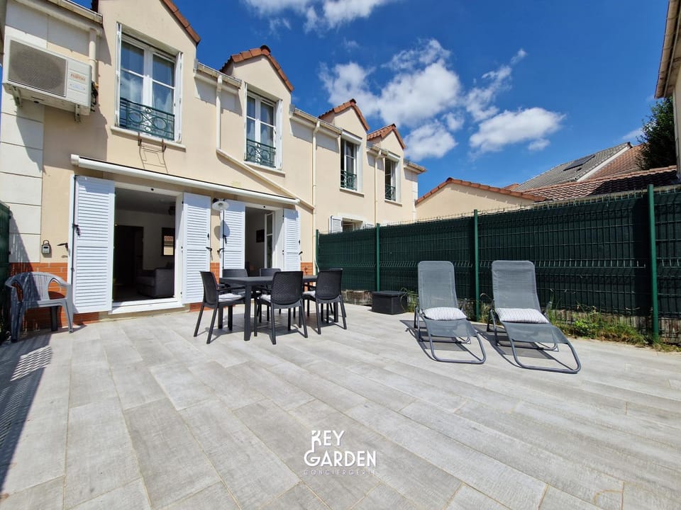 Property building, Patio, Day, View (from property/room), Balcony/Terrace, sunbed