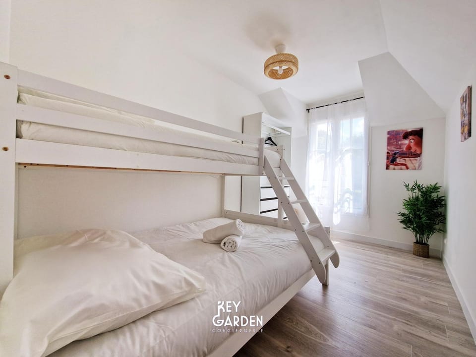 Photo of the whole room, Bedroom, bunk bed