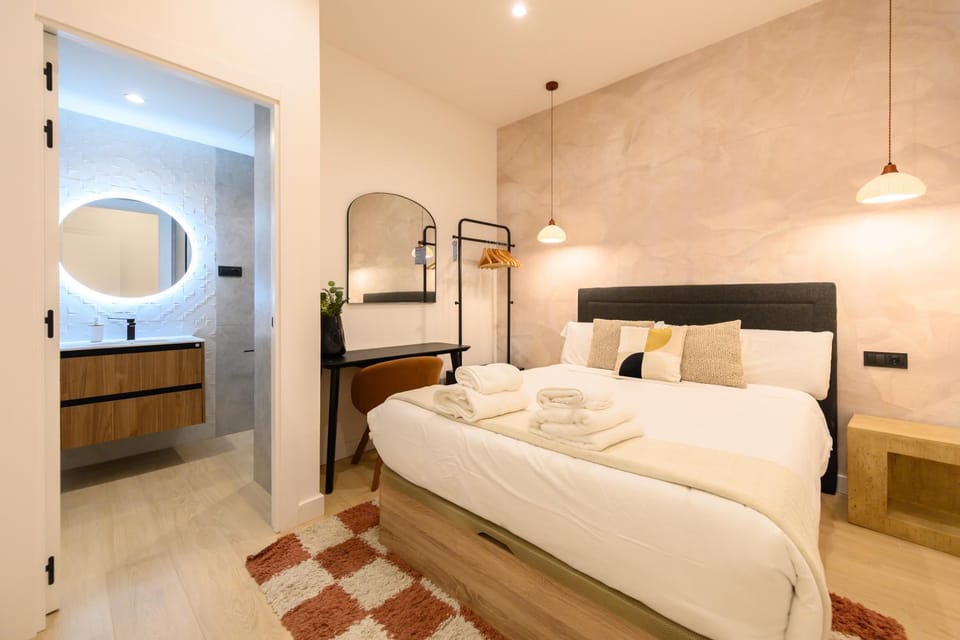 AGU230 - Piso de 4 dormitorios y 4 baños en el Centro de Madrid Apartment in Centro