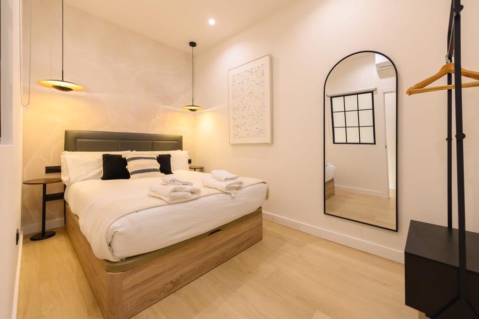 AGU230 - Piso de 4 dormitorios y 4 baños en el Centro de Madrid Apartment in Centro