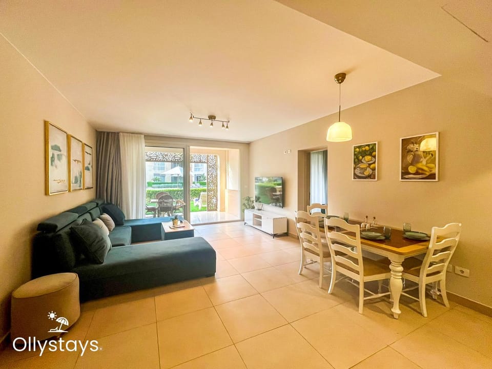 Living room, Dining area, Pool view
