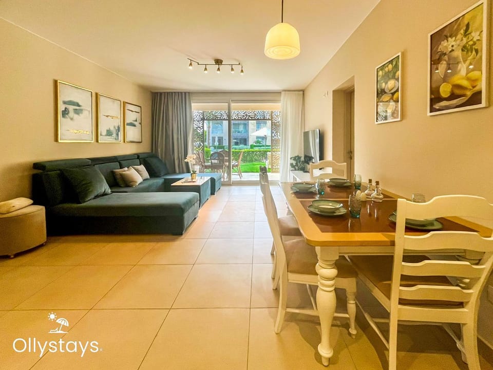 Living room, Dining area, Pool view