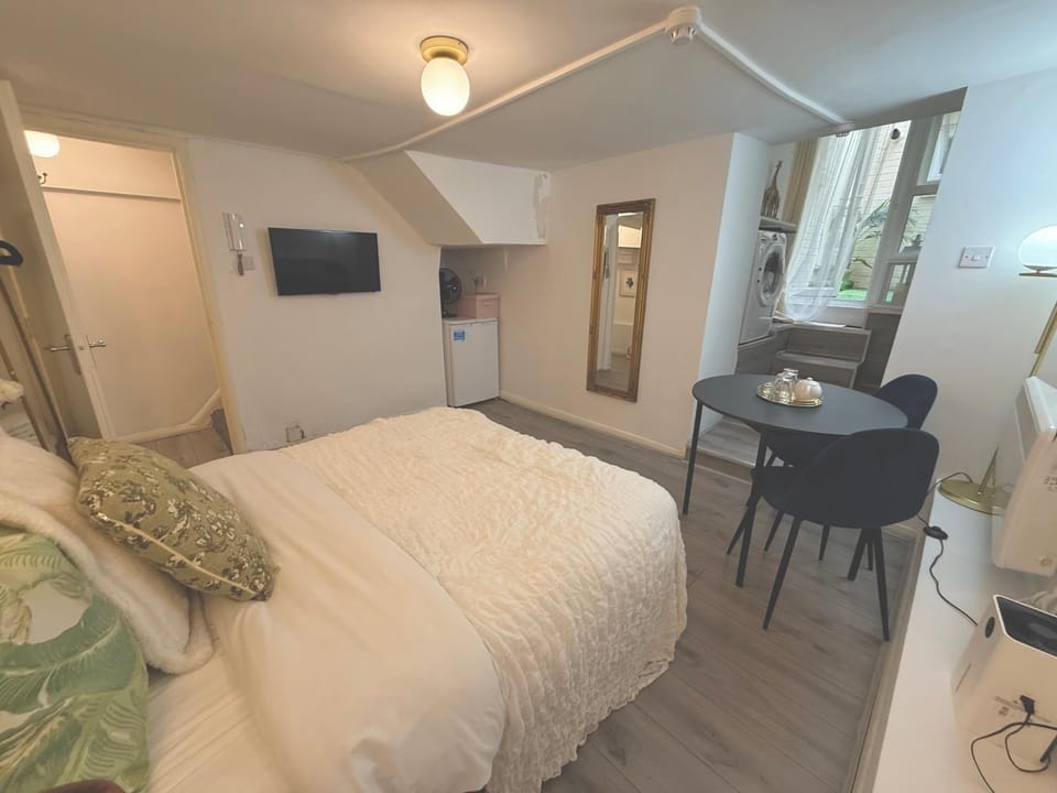 Central Studio with Private Patio Apartment in City of Westminster