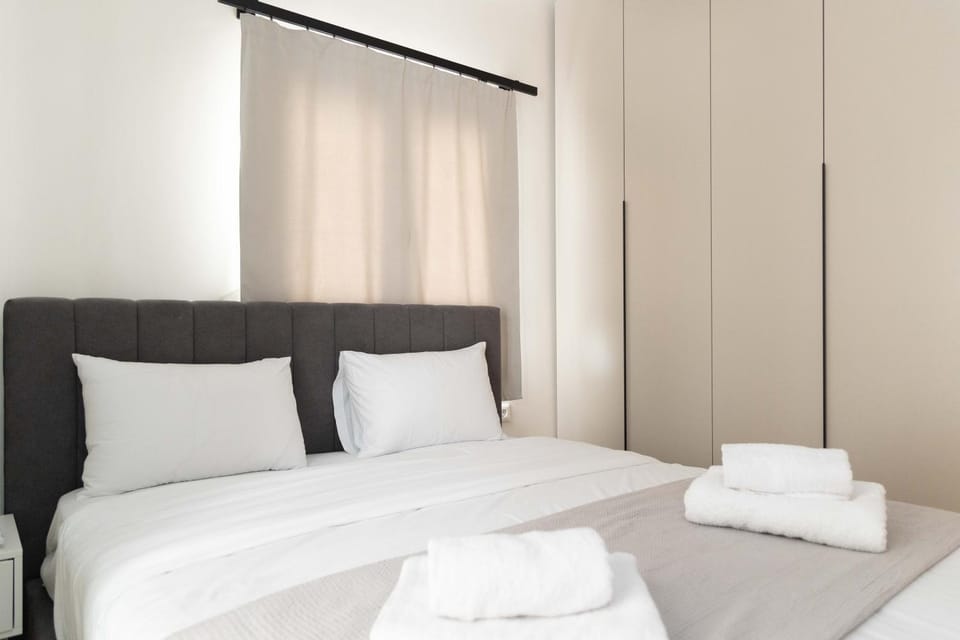 Bed, Photo of the whole room, Bedroom, towels