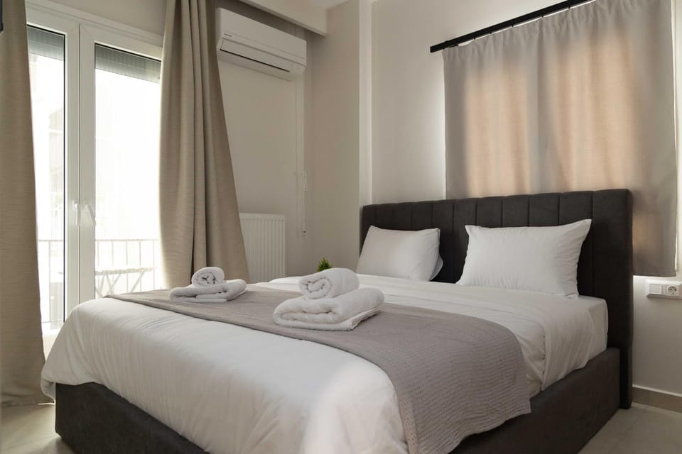 Bed, Photo of the whole room, Bedroom, towels, air conditioner