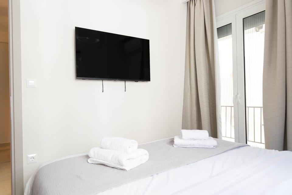 Bed, TV and multimedia, Photo of the whole room, Evening entertainment, Bedroom, towels, air conditioner