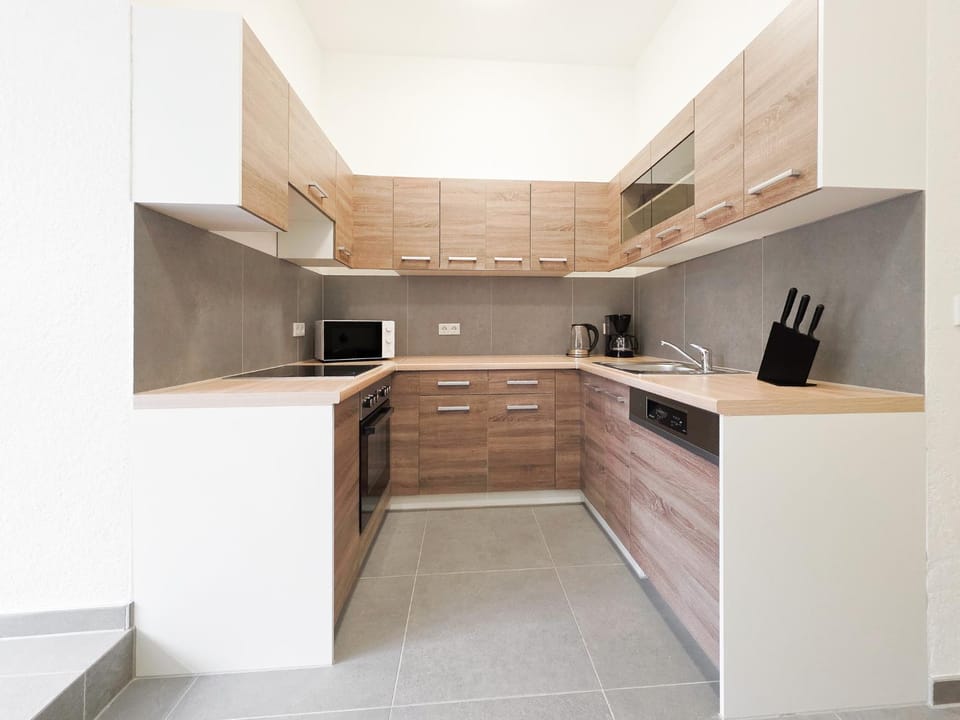 Coffee/tea facilities, dishwasher, microwave, oven, stove, kitchen