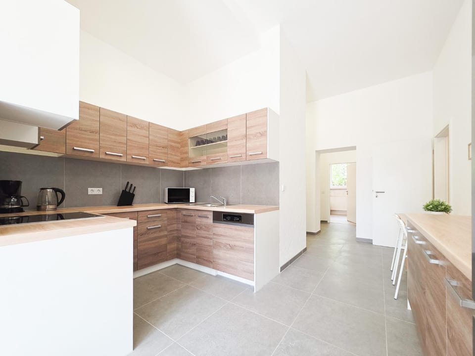 Coffee/tea facilities, dishwasher, microwave, oven, stove, kitchen