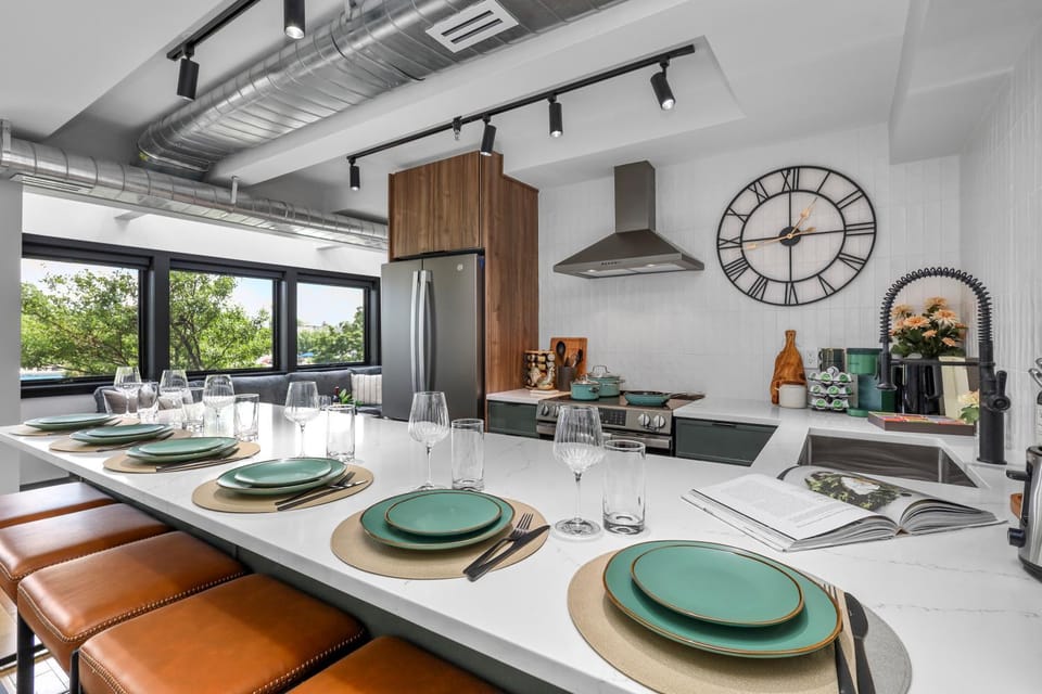 Kitchen or kitchenette, Seating area, Dining area