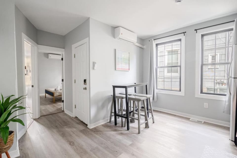 Modern 2 Bed in BlackRock Apartment in Bridgeport