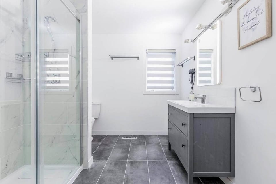 Stylish 6-BR House close to DT with free parking House in Brossard