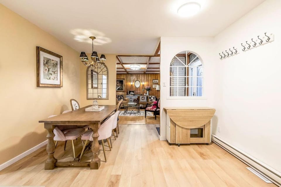 Stylish 6-BR House close to DT with free parking House in Brossard