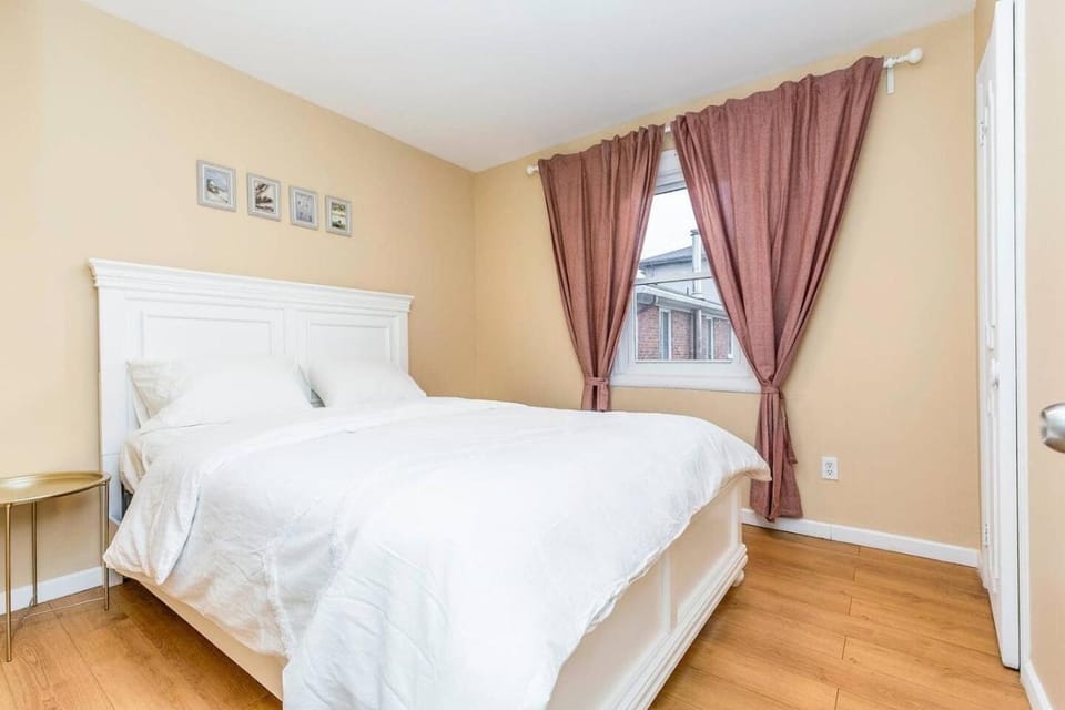 Stylish 6-BR House close to DT with free parking House in Brossard