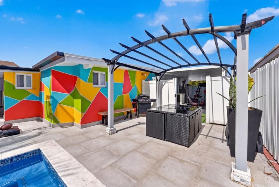 Playhouse! 3mins Hard Rock, Heated Pool, Tub & Games Villa in Miami Gardens