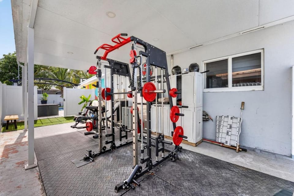 Playhouse! 3mins Hard Rock, Heated Pool, Tub & Games Villa in Miami Gardens